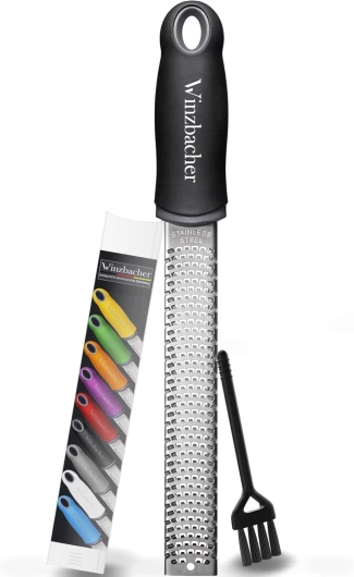 Winzbacher – Râpe Zesteur Premium - Râpe à Parmesan, Citron, Muscade, Gingembre - Lame en Acier Inoxydable Ultra-Tranchante - Passe au Lave-Vaisselle - Brosse de Nettoyage Incluse 1 - Midnight Black