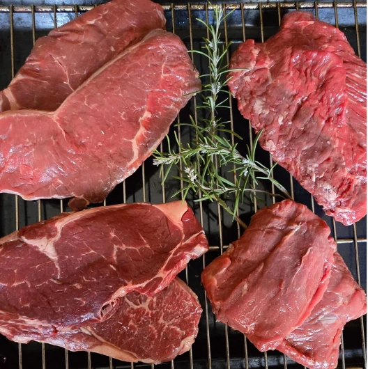 Viandes d'exception I Boeuf Français : 2 steaks, 2 entrecôtes, 2 faux filets, 2 bavettes d'aloyau - 1,280kg - France