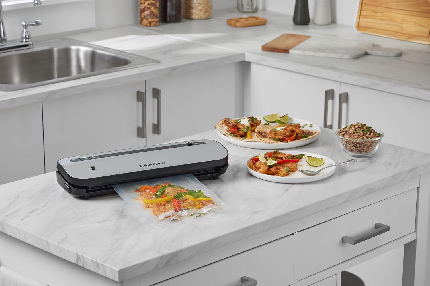 Emballeuse sous vide compacte FoodSaver - Fraîcheur garantie jusqu’à 5x plus longtemps* - 50% + compacte** - 1 rouleau (28 cmx2,43 m), 2 sacs à sceller (0,94 l), 2 sacs à zip (0,94 l) - VS1290X