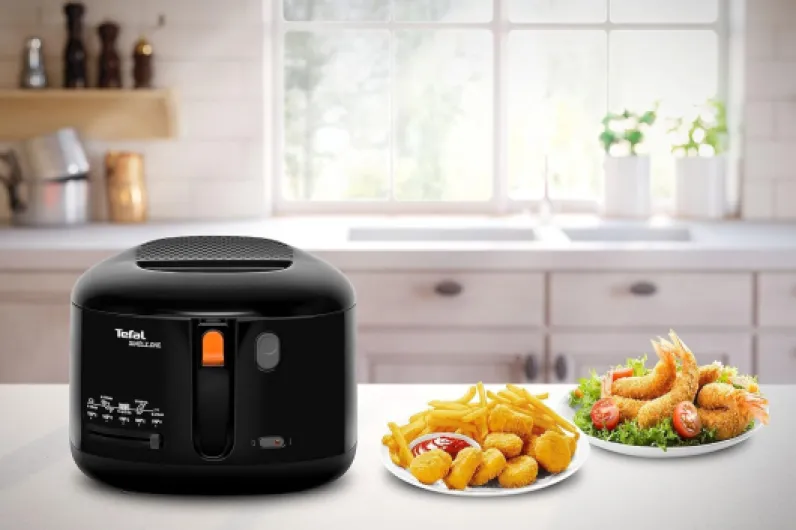 FF1608 Simply One Friteuse électrique, capacité XL pour jusqu'à 1,2 kg de frites, système de paroi de refroidissement exclusive, pièces lavables au lave-vaisselle, fenêtre, thermostat réglable,
