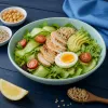 Salade composée équilibrée : les proportions idéales pour un repas complet sous les 500 kcal