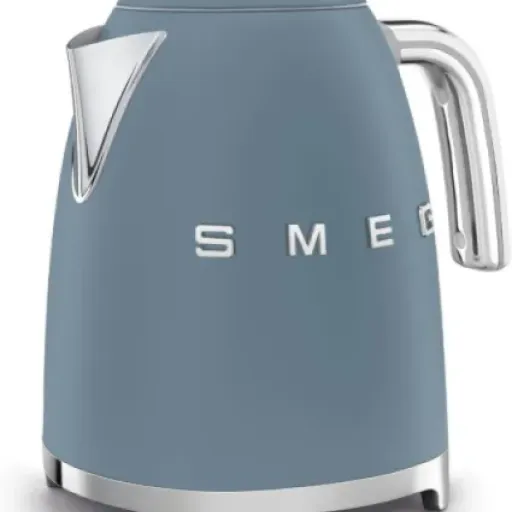 Test Smeg KLF03SBMEU : la bouilloire qui mise tout sur le look (et chauffe bien quand même)